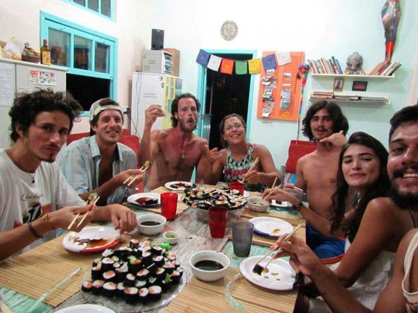 Noite de sushi entre amigos no Paikea Hostel Praia do Rosa